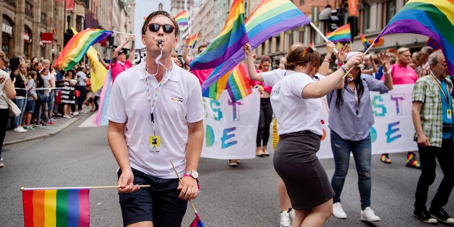 Sveriges författarförbund kommer för första gången att medverka i Prideparaden. Här en bild från förra årets parad. Arkivbild.
