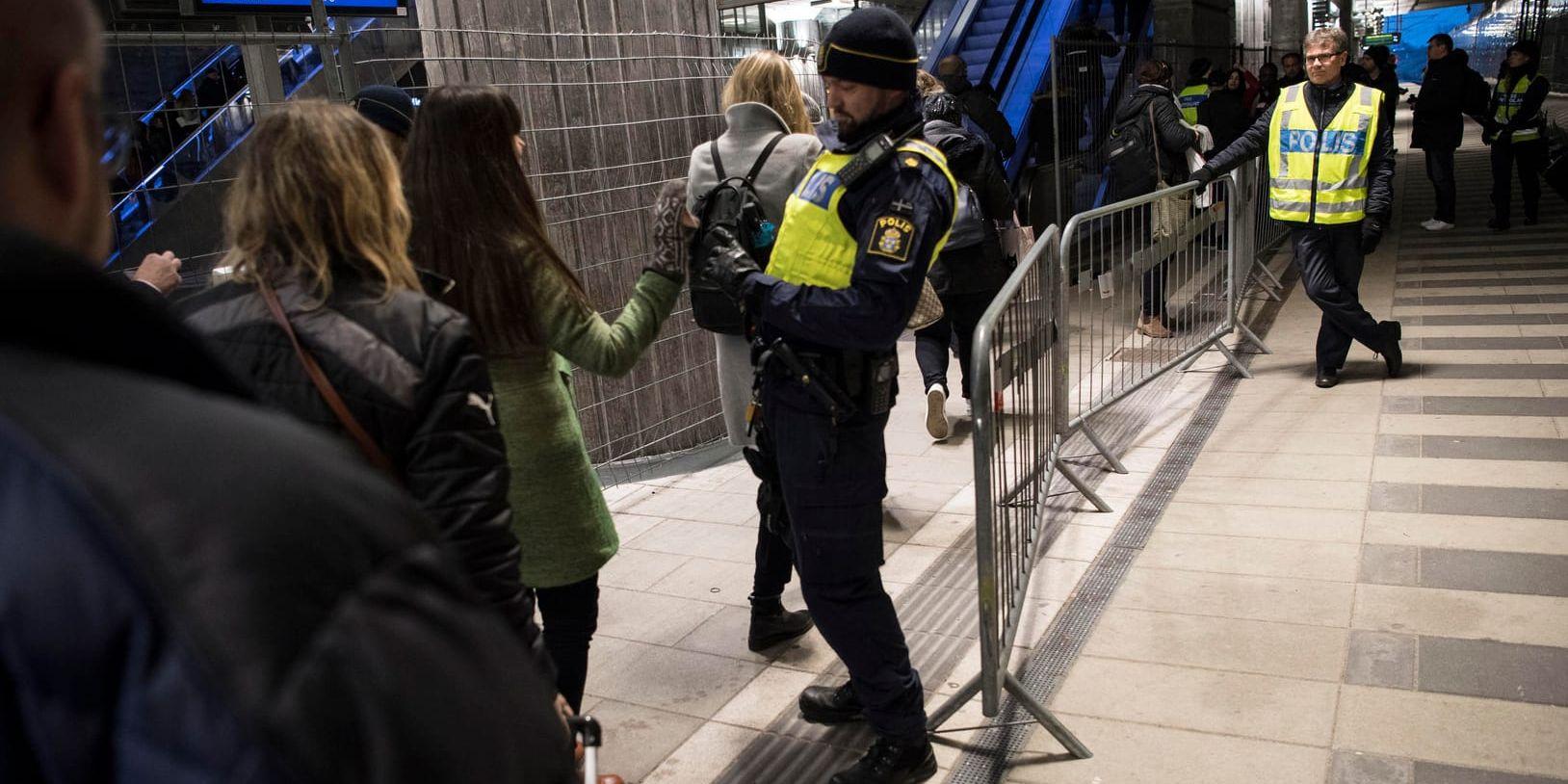 Gränskontroller fortsätter som tidigare i Hyllie utanför Malmö. Polisen har nu utökat kontrollerna vid inre gräns på fler platser i Sverige. Arkivbild.