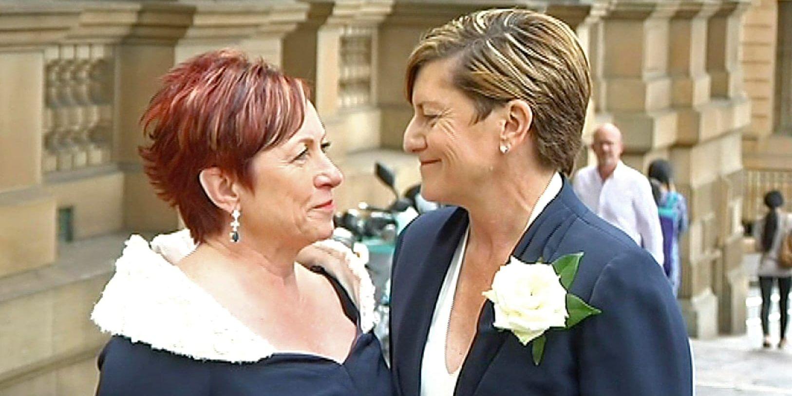Christine Forster, syster till Australiens tidigare premiärminister Tony Abbot, gifter sig med sin partner Virgina Edwards i februari 2018. Australiens parlament godkände en könsneutral äktenskapslagstiftning i december 2017. Arkivbild.