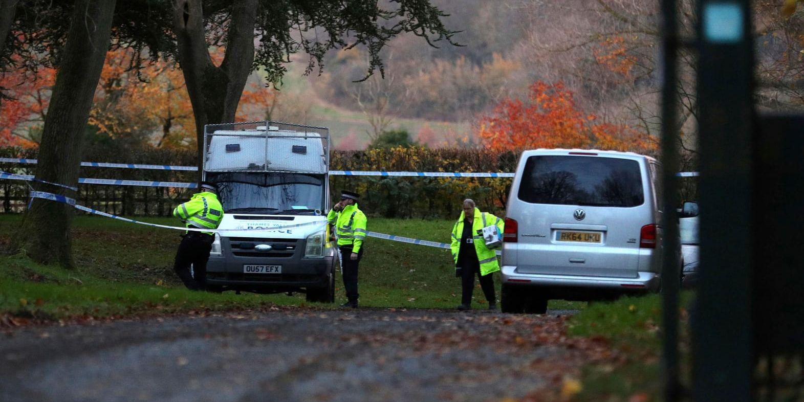 Fyra personer har omkommit efter att en helikopter och ett mindre flygplan kolliderat över Buckinghamshire i centrala England.