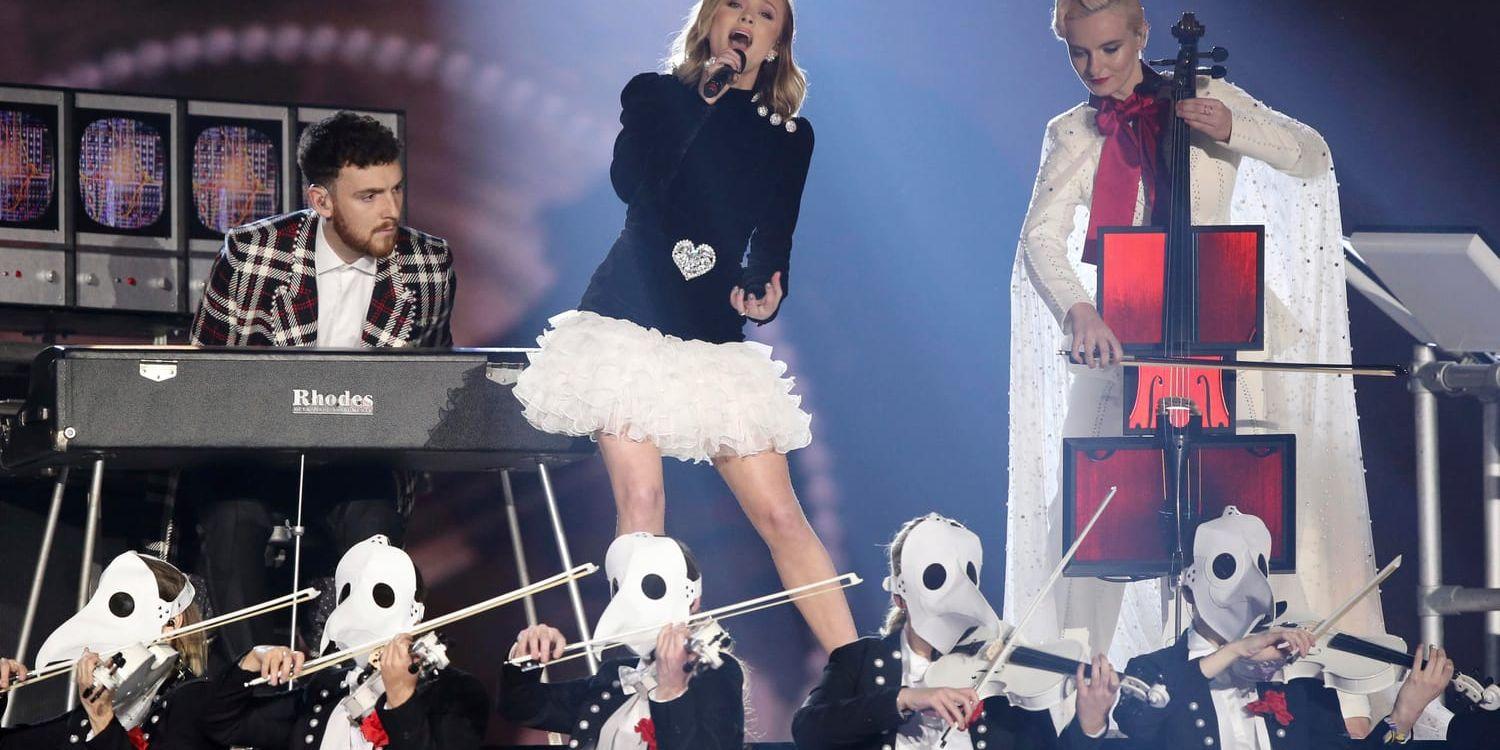 Zara Larsson och Clean Bandit uppträder med "Symphony" på MTV European Music Awards. Arkivbild.