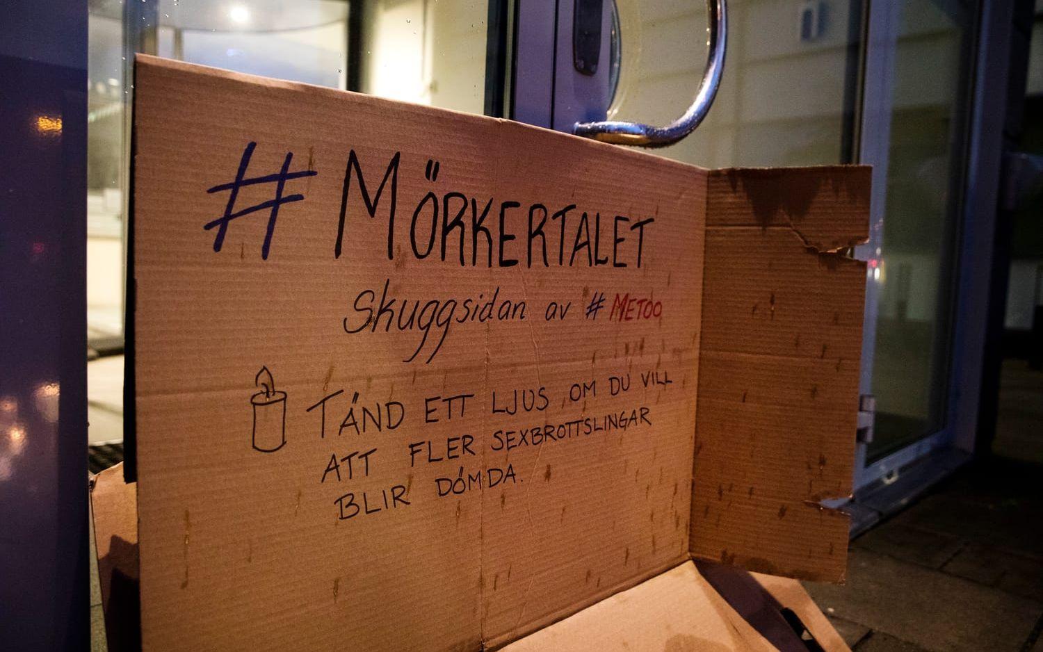 Utanför tingsrätten i Göteborg pågick under söndagen maifestationen #mörkertalet för att påminna om mörkertalen för sexualbrott.