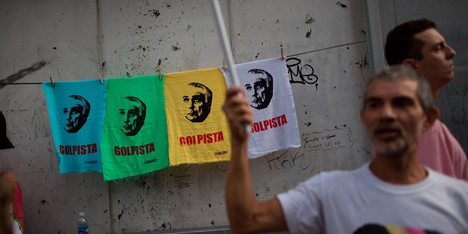 Förtroendet för Brasiliens president Michel Temer är mycket lågt. De här t-shirtarna där han kallas "golpista" – kuppmakare ungefär – såldes i samband med protester i Rio de Janeiro i mars mot föreslagna reformer. Arkivbild.