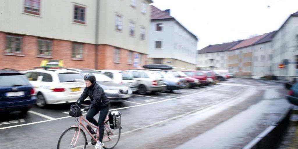 Kommunstyrelsens ordförande Anneli Hultén (S) tar cykeln till jobbet. Varför gynna bilar framför cyklar när det gäller reseavdrag och bilförmån? frågar debattörerna.