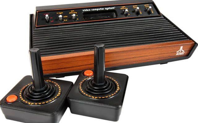 13. Atari 2600 (1977) Konsolen som tog dataspelet från spelhallarna och in i vardagsrummen. Spel som Space Invaders och Pac-man var inte i närheten av vad arkadmaskinerna kunde erbjuda men det var nog för att göra tv-spelet till en kommande jätteindustri.