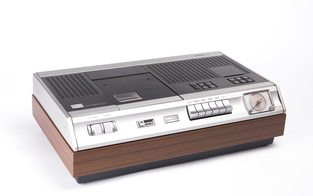 12. Philips N1500 VCR (1972) Philips videospelare släpptes innan det stora kriget mellan VHS och BetaMax och var först med att låta vanliga konsumenter spela in tv-program för att se på senare. Nåja, den kostade motsvarande drygt 50.000 kronor.