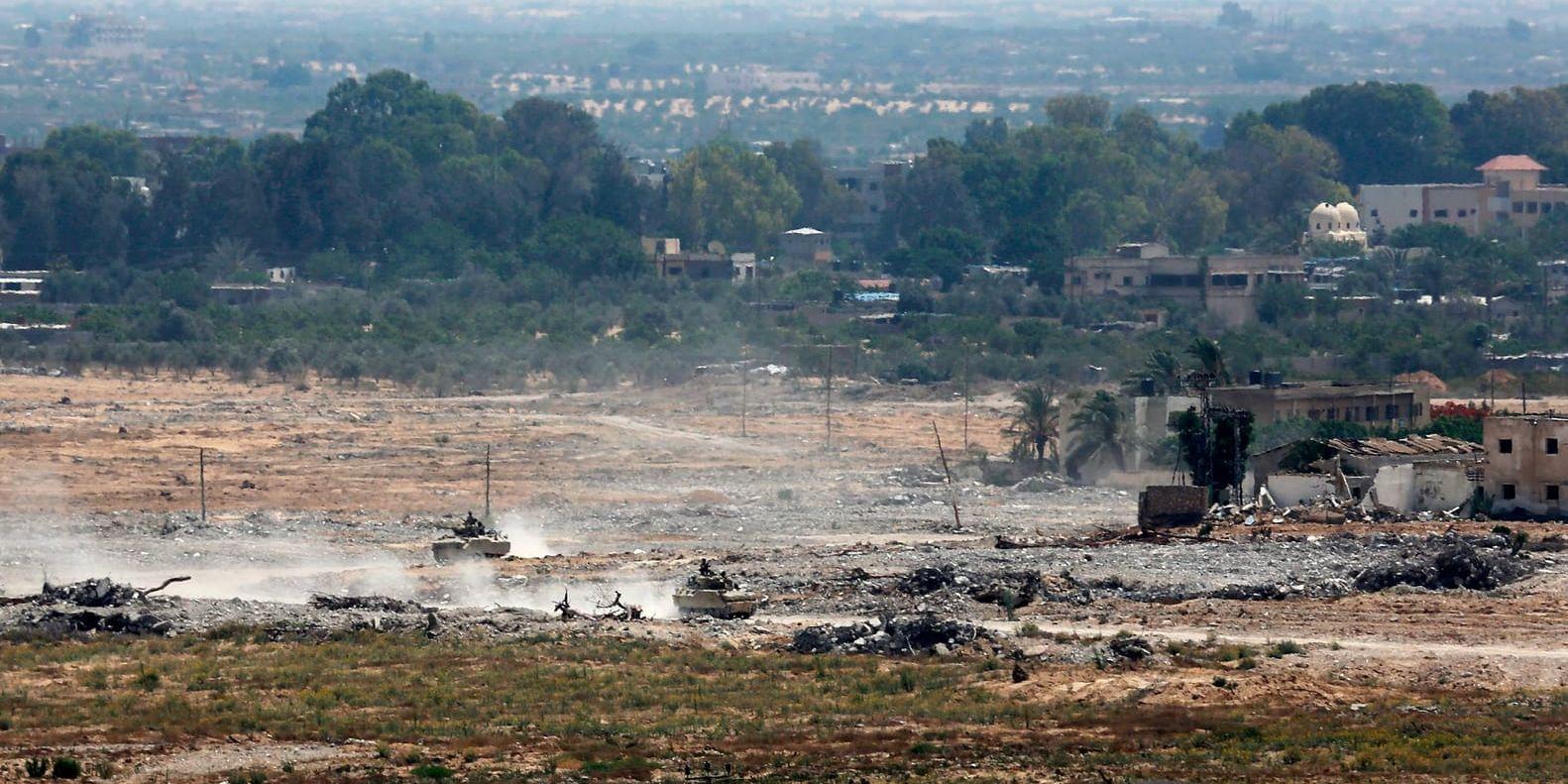 Bepansrade fordon patrullerar på Sinaihalvön, i närheten av gränsen mot Gaza. Arkivbild.