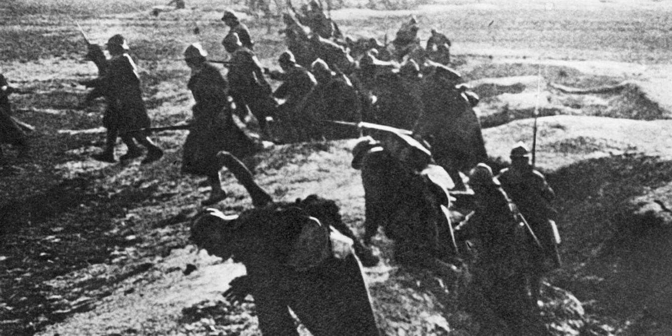 Franska soldater går till attack vid Verdun 1916. Frankrike förlorade nästan 1,4 miljoner soldater under första världskriget, många just vid Verdun. Arkivbild.