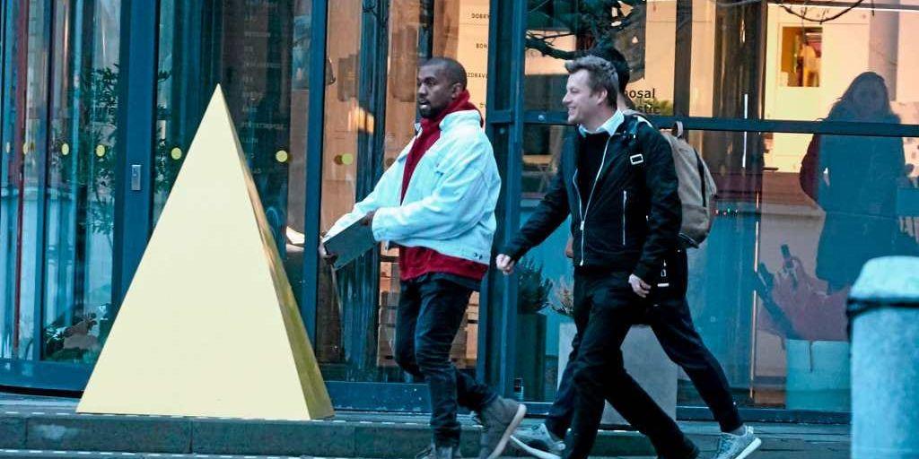Kanye West lämnar Ikea i Älmhult efter besöket på tisdagen.