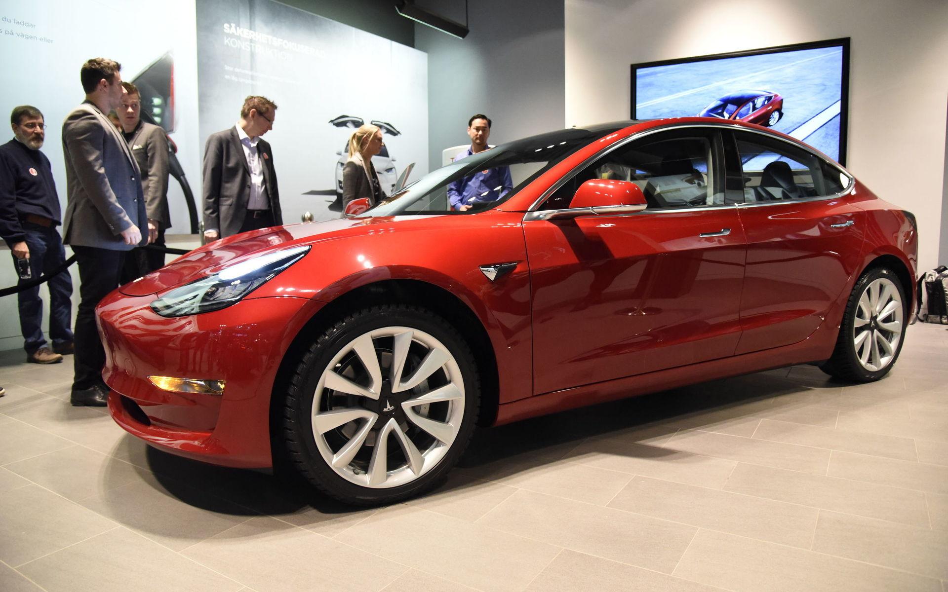  Teslas nya Model 3 visades upp för pressen på  onsdagen i biltillverkarens butik i Mall of Scandinavia. Snart visas bilen upp i Göteborg. 