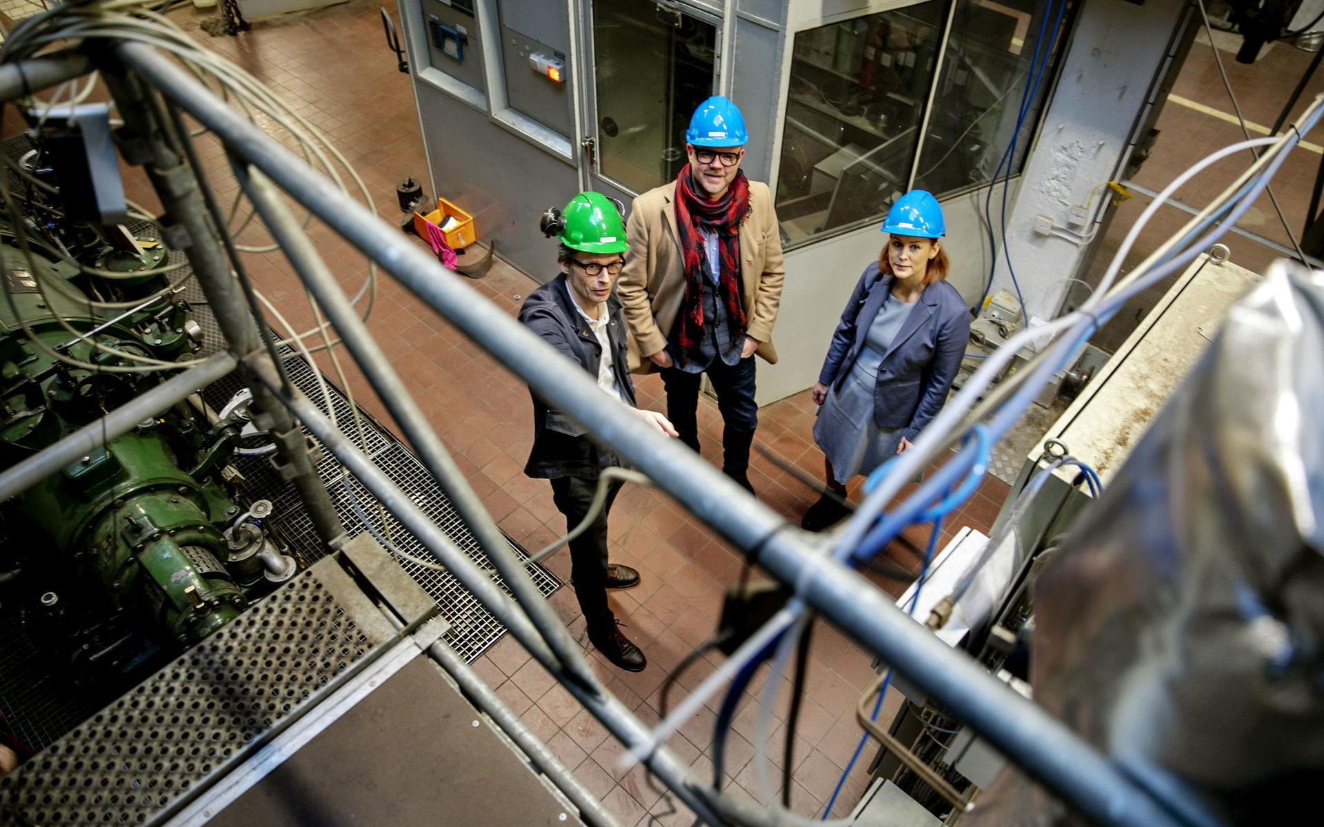 Filip Johnsson, professor på Chalmers och visar centerpartisterna Fredrick Federley och  Emmyly Bönfors testanläggningarna för koldioxidavskiljning.