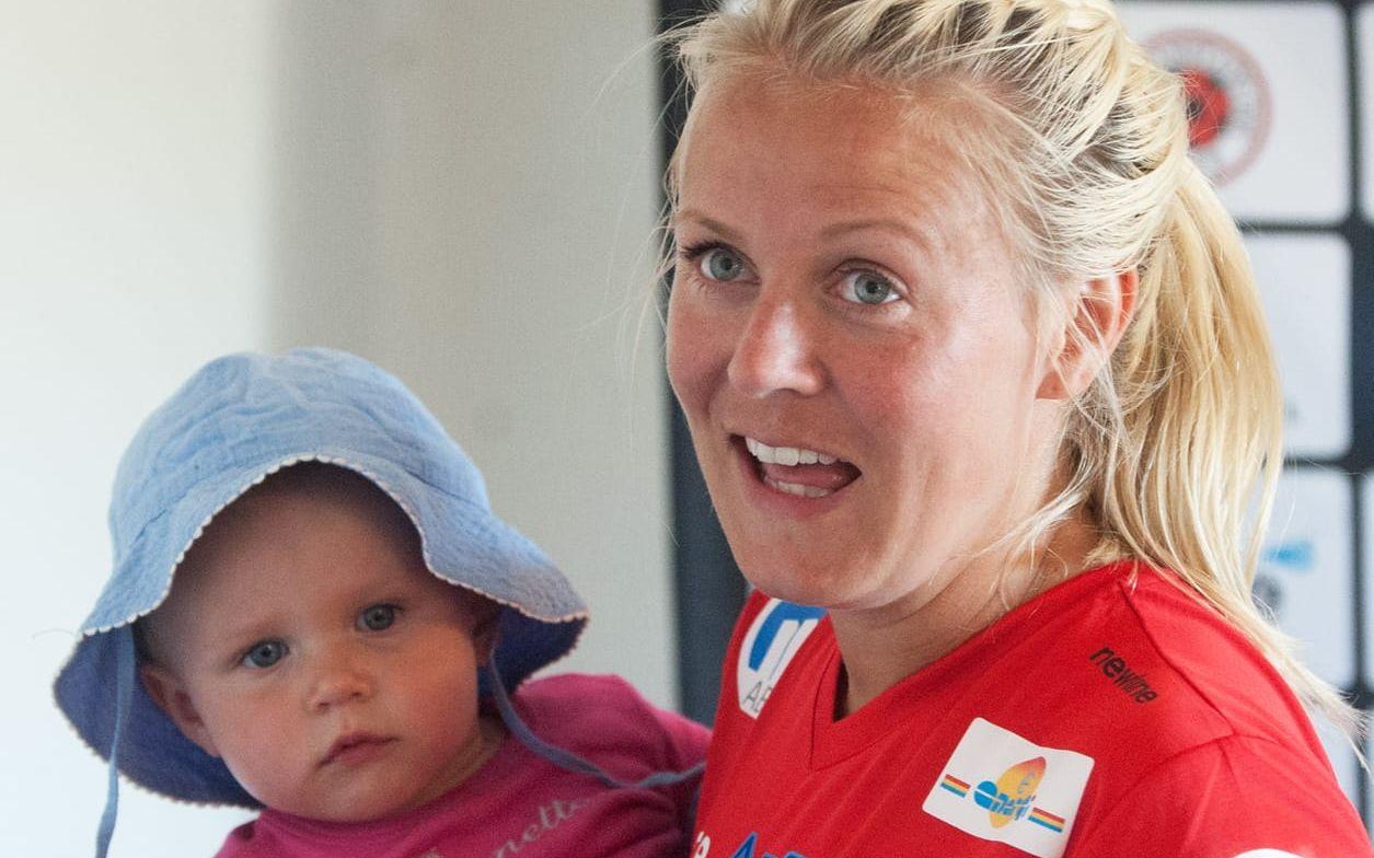 Fotbollsspelaren Josefine Öqvist tog tillbaka sin landslagsplats och blev proffs i franska Montpellier efter att hon kom tillbaka efter mammaledighet. Bildbyrån.