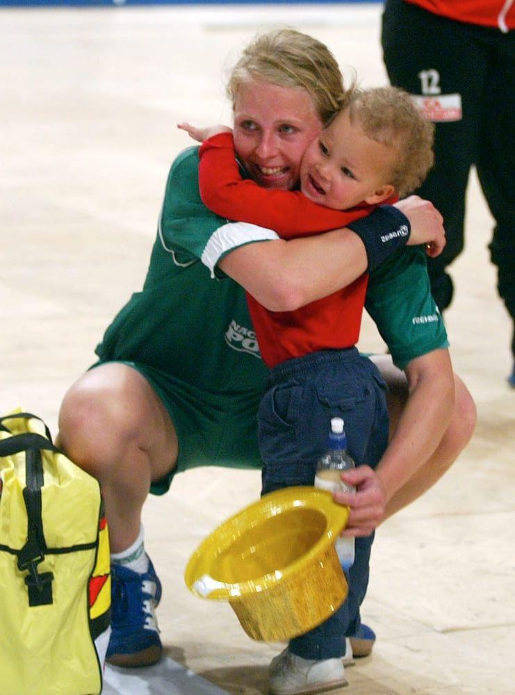 Handbollsspelaren Katarina Arfwidsson med dotter Ronja vid SM-slutspelet 2005. Bildbyrån.