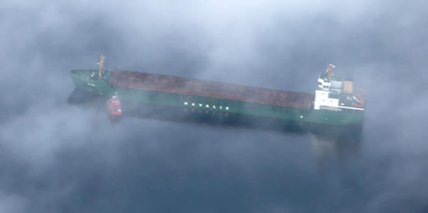 Det 120 meter långa fartyg lastat med massaved som gått på grund utanför Mönsterås har dragits loss. Ingen olja läckte ut.