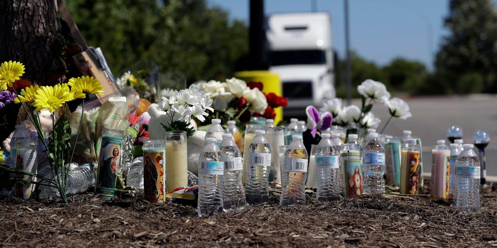 Blommor och ljus på parkeringsplatsen i San Antonio där lastbilen med de döda människorna hittades. Arkivbild.