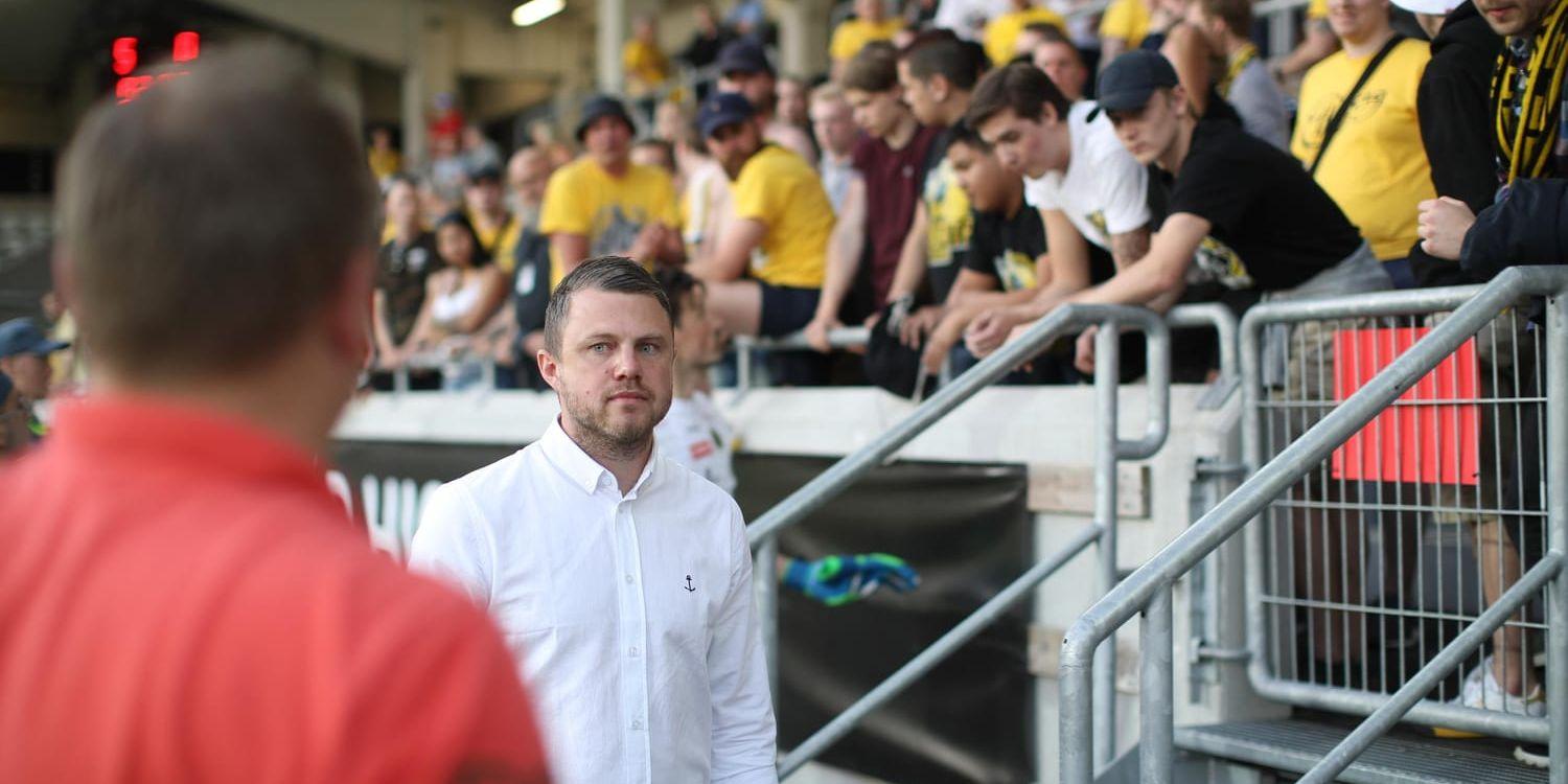Elfsborgs tränare Jimmy Thelin förklarar den makalösa förlusten för fansen på läktaren efter måndagens allsvenska fotbollsmatch mellan BK Häcken och IF Elfsborg på Bravida arena.