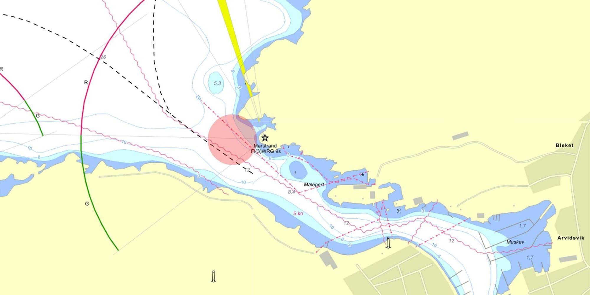 En båtolycka har inträffat nära Lyktuddens fyr vid Marstrand. Enligt larmet ska en båt kört in i en klippvägg. 