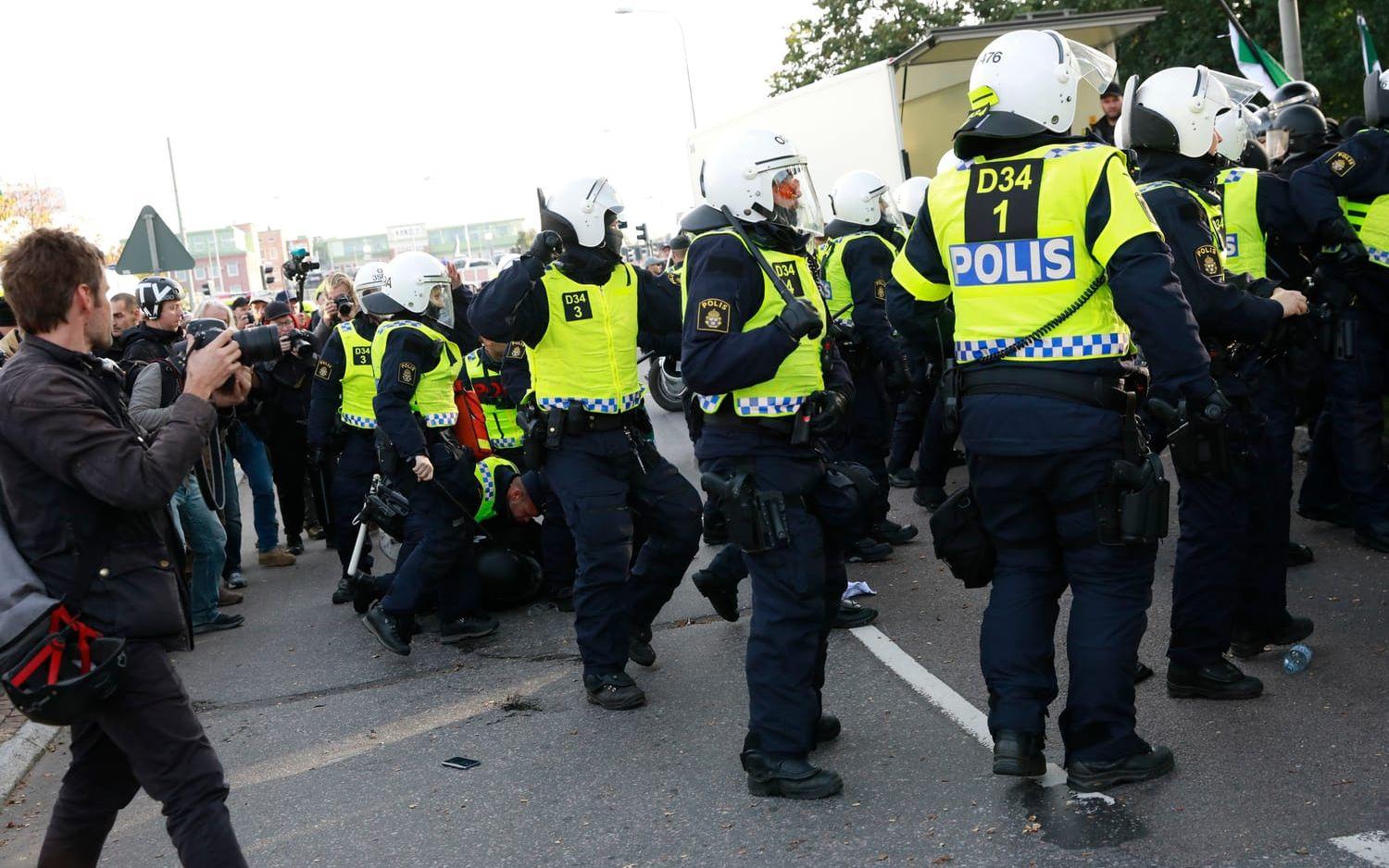 Polisen attackerades med stolar, plakat och andra föremål. Foto: Jonas Lindstedt.