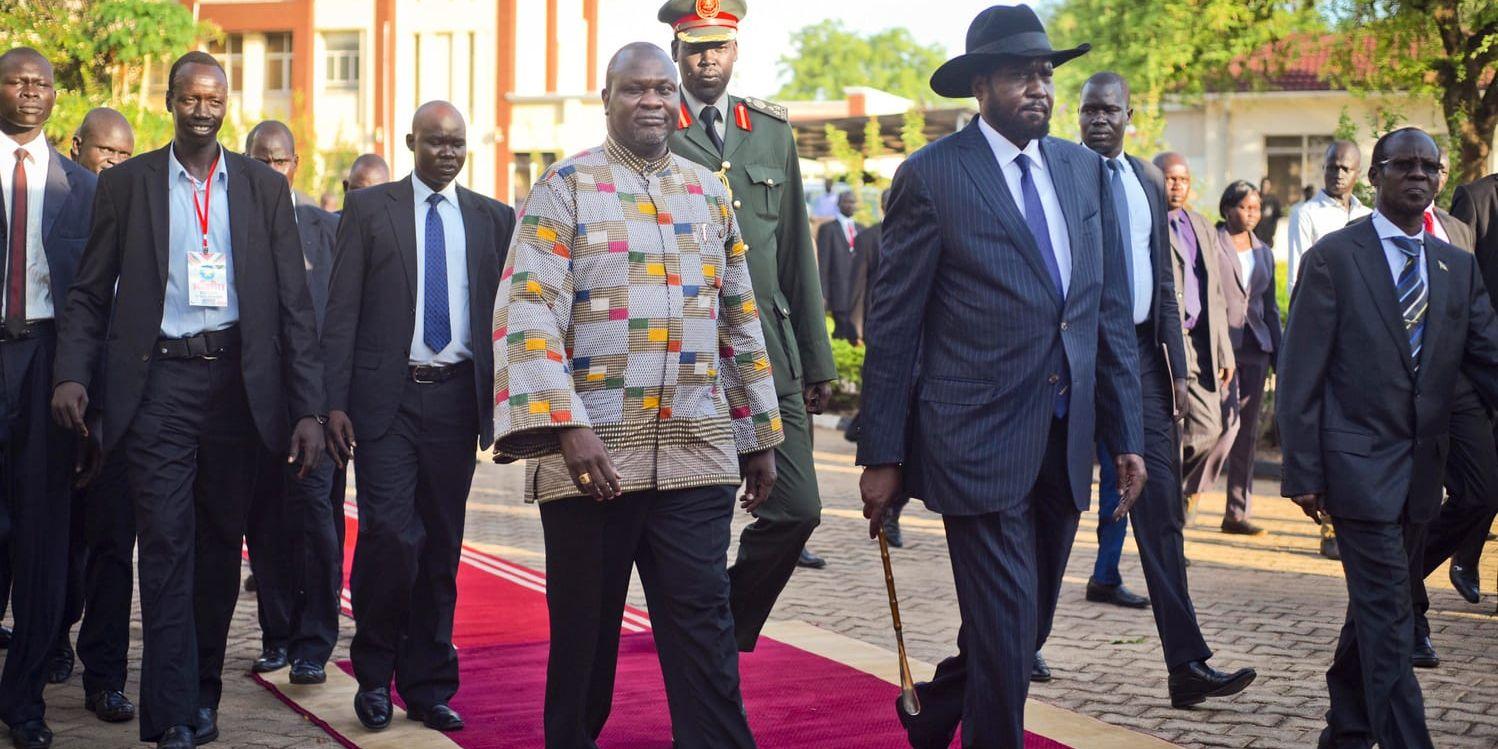 Sydsudanesiska rebelledaren Riek Machar (vänster) och president Salva Kiir (höger) efter att Machar svurits in som vicepresident 2016. Arkivbild.