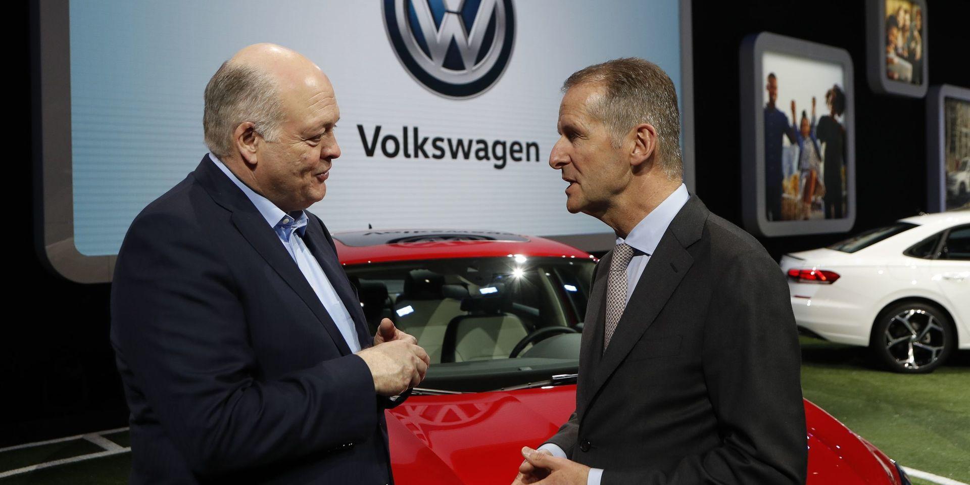 Fords vd Jim Hackett och Herbert Diess vd för Volkswagen. Arkivbild