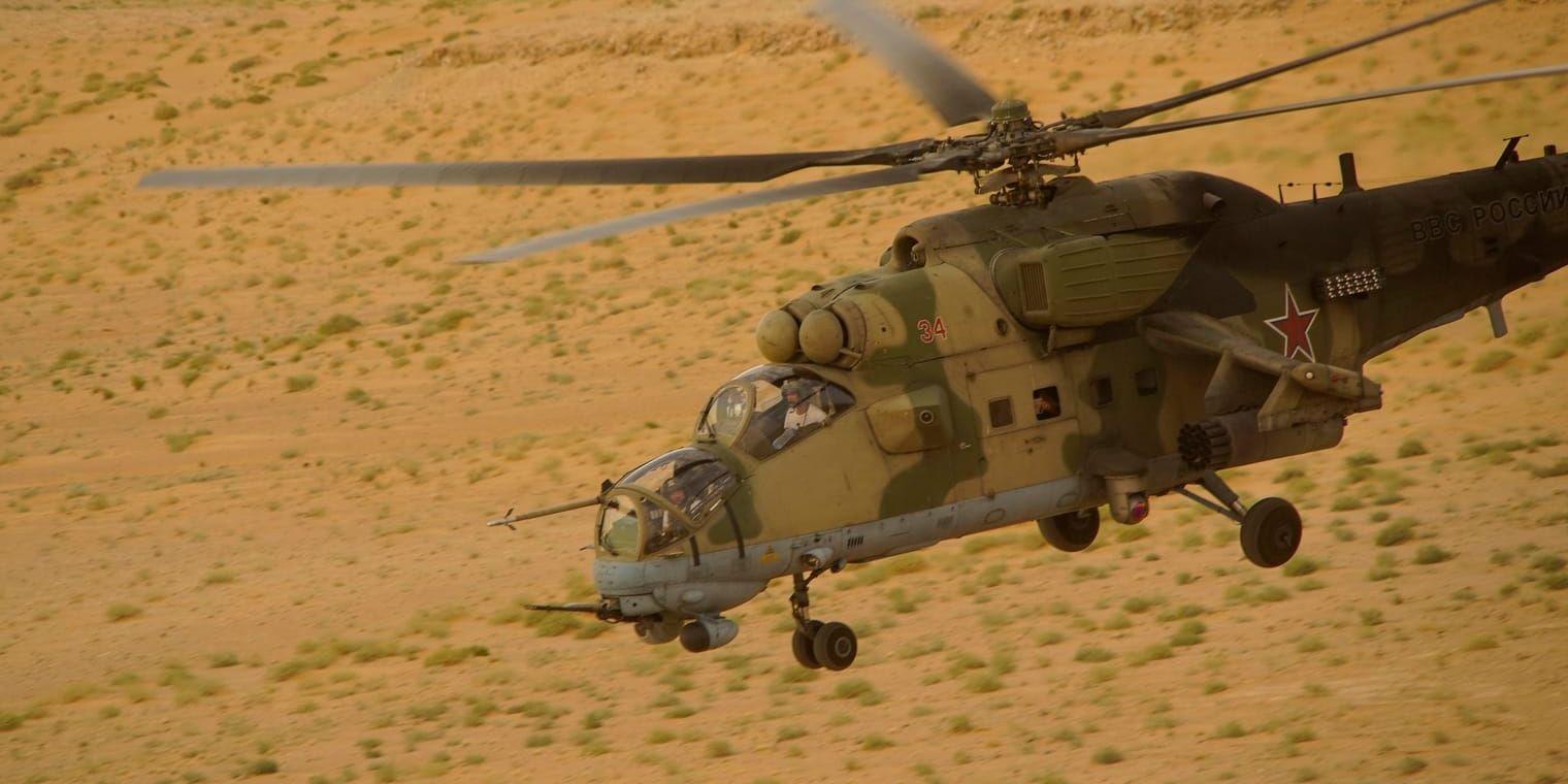 En rysk militärhelikopter över öknen i Deir Ezzor-provinsen i Syrien. Arkivbild.