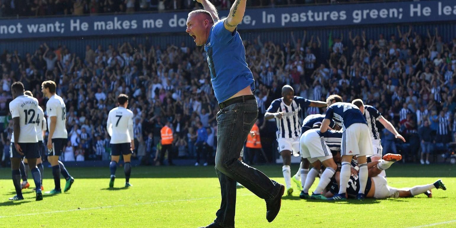 En West Bromwich-supporter springer in på planen för att fira segern mot Tottenham.