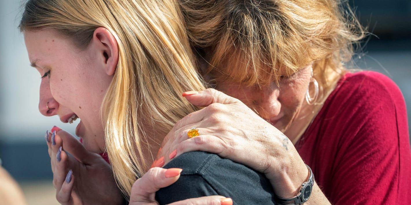 En elev vid gymnasiet i Santa Fe i Texas tröstas av sin mor efter den dödliga skottlossningen inne skolan då minst åtta människor miste livet.
