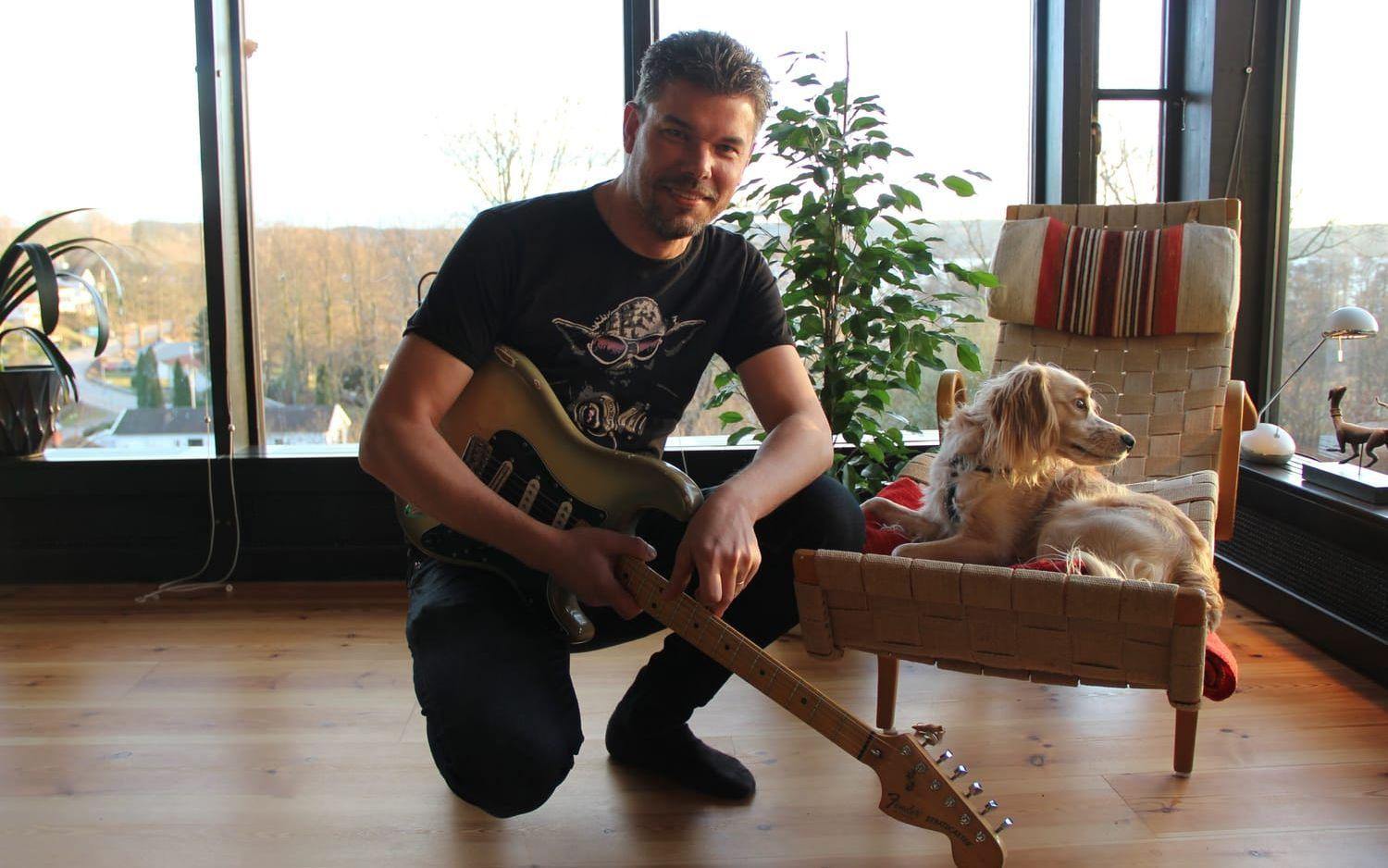 Idén till "The traveling guitar" hämtade Mattias Klasson från geocaching. Hunden Charlie verkar dock föga imponerad. Bild: Martin Björklund