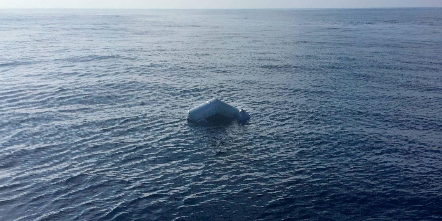 En kapsejsad gummibåt som hittades utanför Libyens kust i förra veckan.