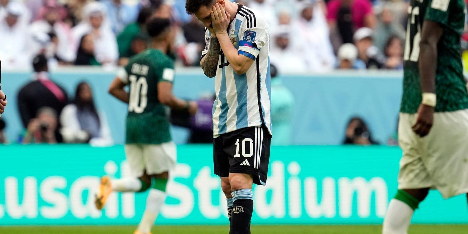 Lionel Messi visar stor besvikelse efter Argentinas överraskande förlust mot Saudiarabien. Nu måste Argentina vinna mot Mexiko.