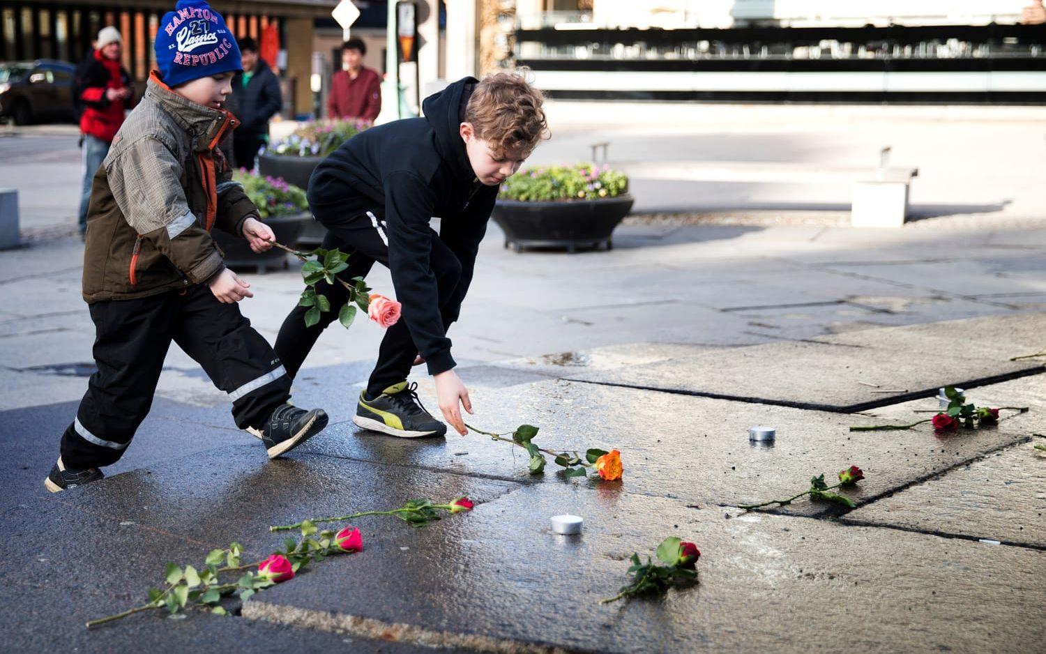 Bröderna Rasmus,5, och Christoffer, 10, var vid Götaplatsen för att hedra de drabbade i Stockholm. Bild: Anders Ylander.