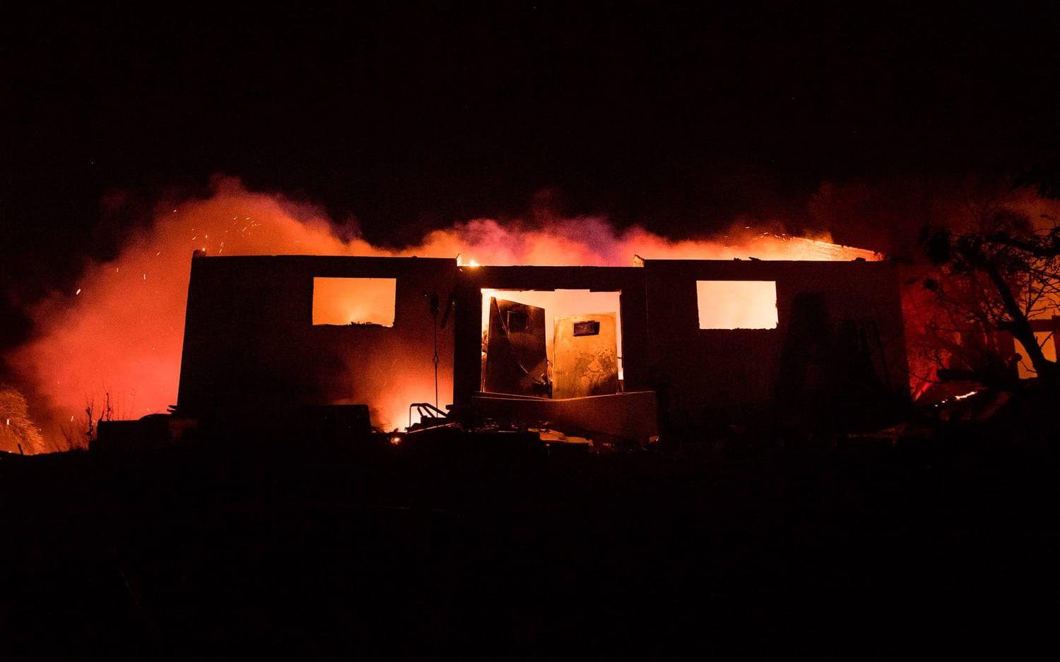 Lilacbranden slukar ett hem i Bonsall, Kalifornien. BILD: Noah Berger/AP
