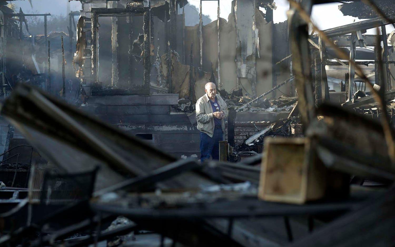 Förstörda hem i Rancho Monserate-området i Fallbrook, Kalifornien. BILD: Gregory Bull/AP
