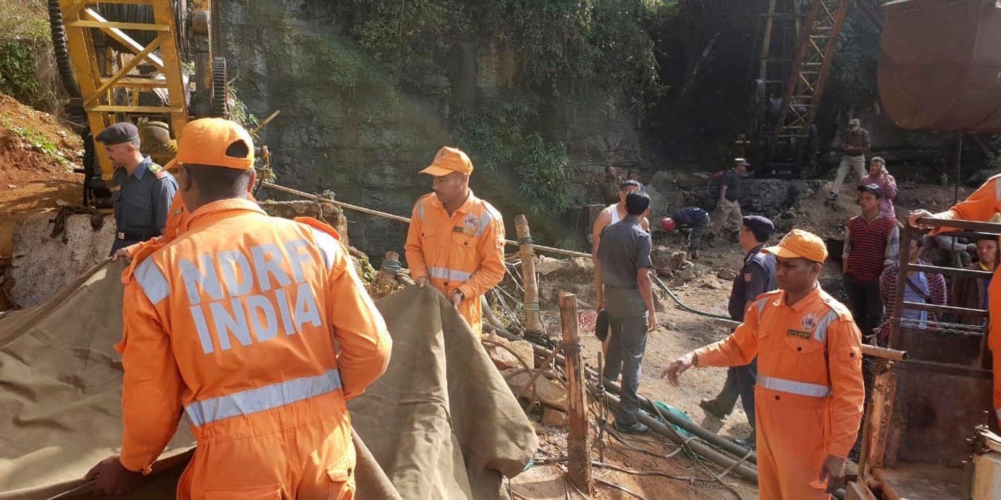 Räddningsarbetare vid gruvan dagen efter att männen blivit instängda.