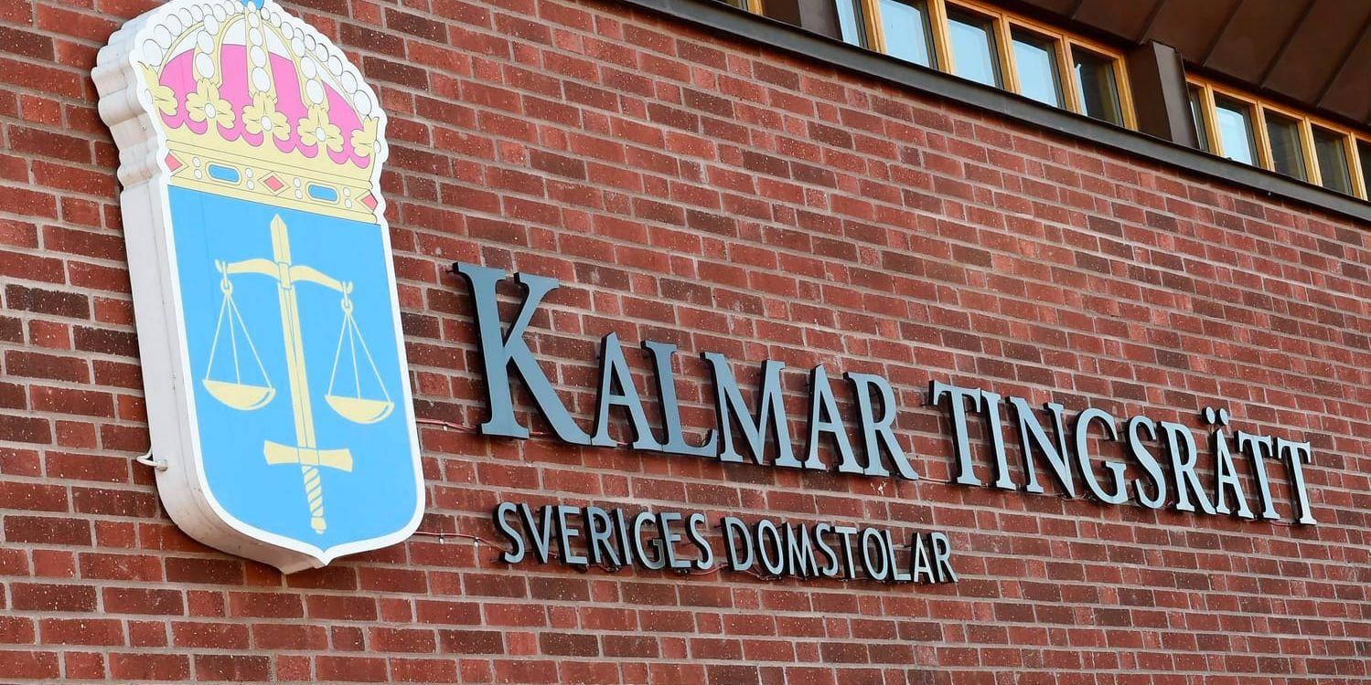 Två personer omkom och en skadades allvarligt i en krock utanför Mönsterås. Nu dömer Kalmar tingsrätt en man till fem års fängelse. Arkivbild.