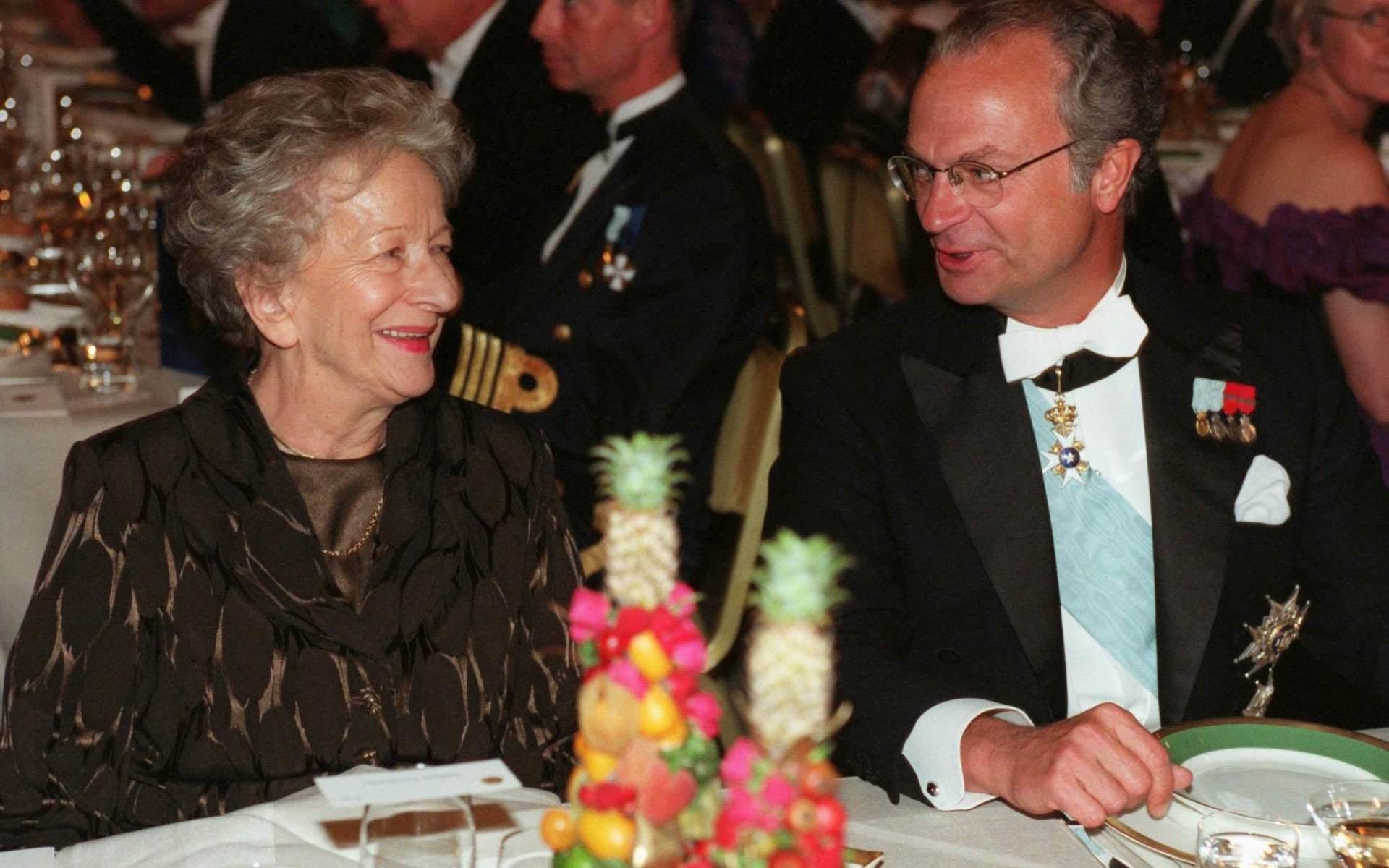 1996. Wislawa Szymborska, Polen, och Carl XVI Gustaf på Nobelfesten.