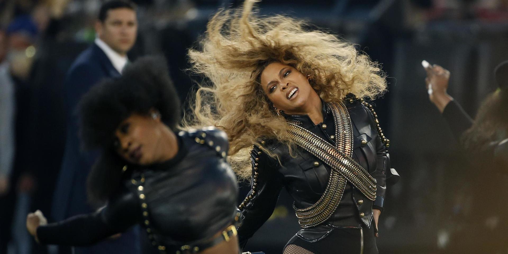 Beyoncé uppträder under NFL Super Bowl 50 i Santa Clara, 2016.
