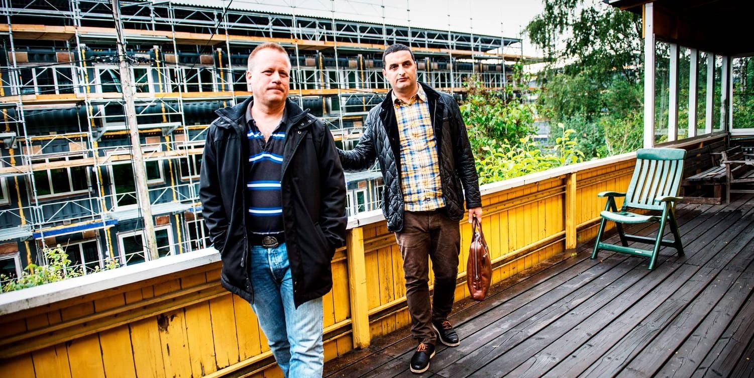 Ulrik Larsson, till vänster,  är en av dem som överklagat bygglovet för de tillfälliga studentbostäderna. På torsdagen kontaktade han Jahja Zeqiraj (S) och bjöd in honom till sin balkong.