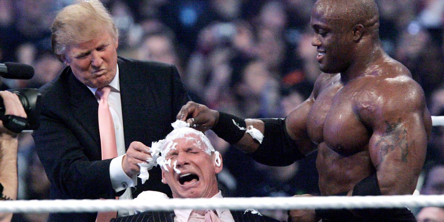 Donald Trump och wrestlingstjärnan Bobby Lashley rakar huvudet på Vince McMahon efter att Lashley vunnit en match på Wrestlemania i april 2007. Wrestlingmatcher är uppgjorda på förhand och följer uppgjorda narrativ med onda och goda: heels och babyfaces.