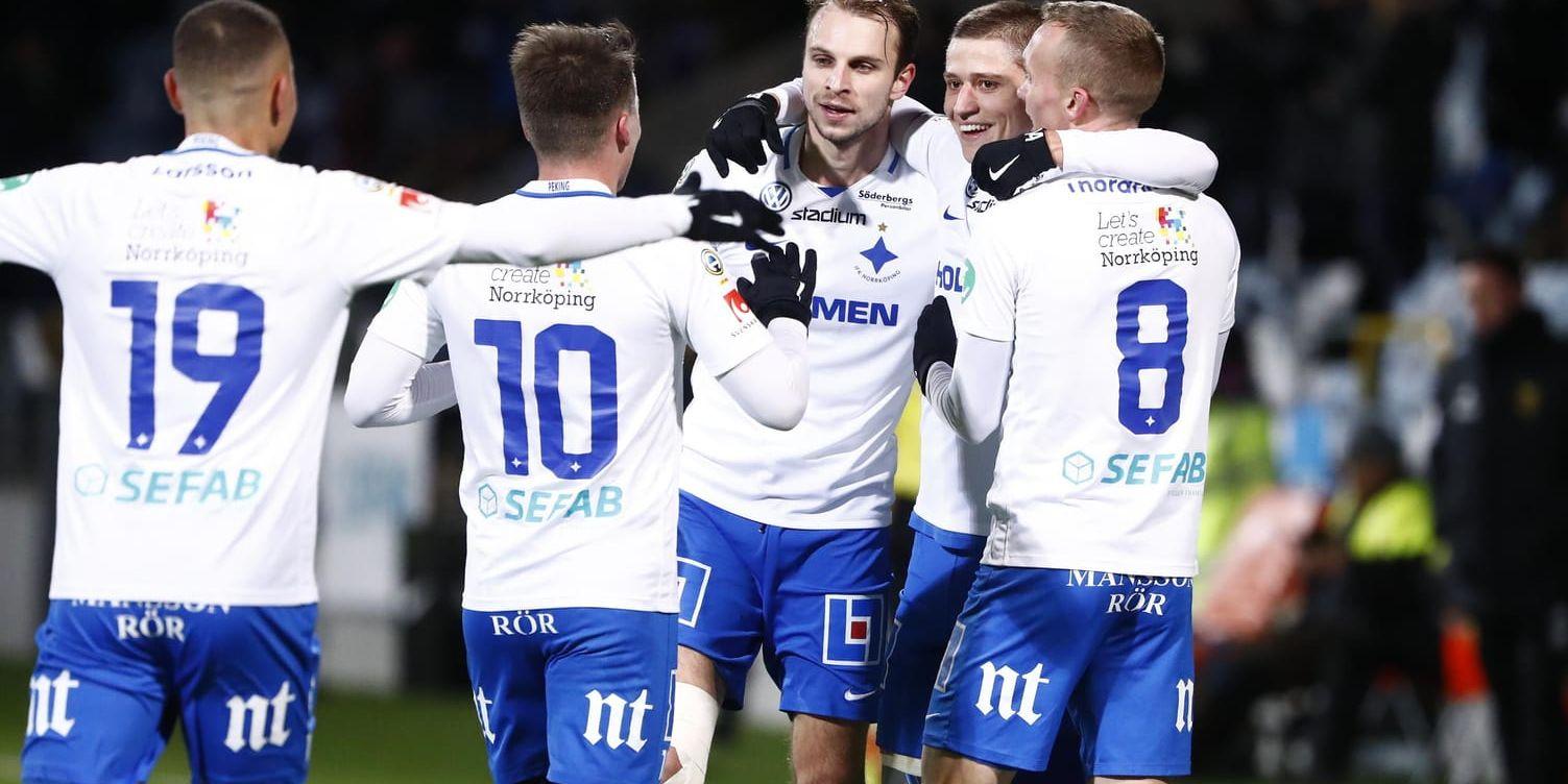 Norrköpings Simon Thern, näst längst till höger, firar sitt 4–1-mål med lagkompisarna.