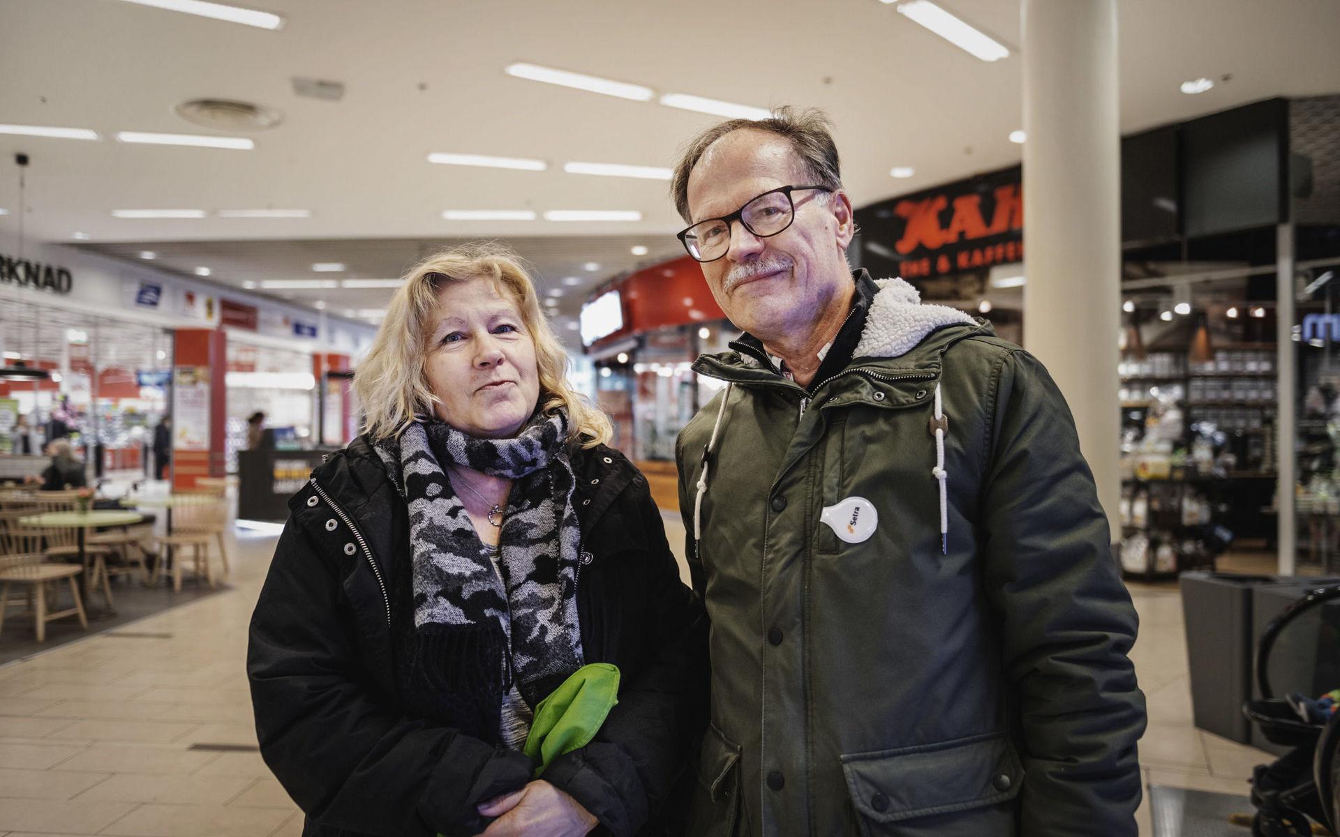 &quot;Vi har börjat storhandla två gånger i veckan istället för att handla varje dag. Och vi åker inte kommunalt längre&quot;, säger Irene och Nils-Eric Eriksson, pensionärer från Kärralund.