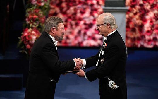 I december delade kungen ut Nobelpriset i fysik till Michael Kosterlitz. Foto: Jessica Gow/TT