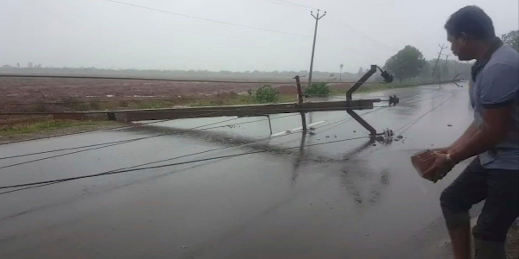 Cyklonen rev ned elledningar i den sydöstra delstaten Tamil Nadu.