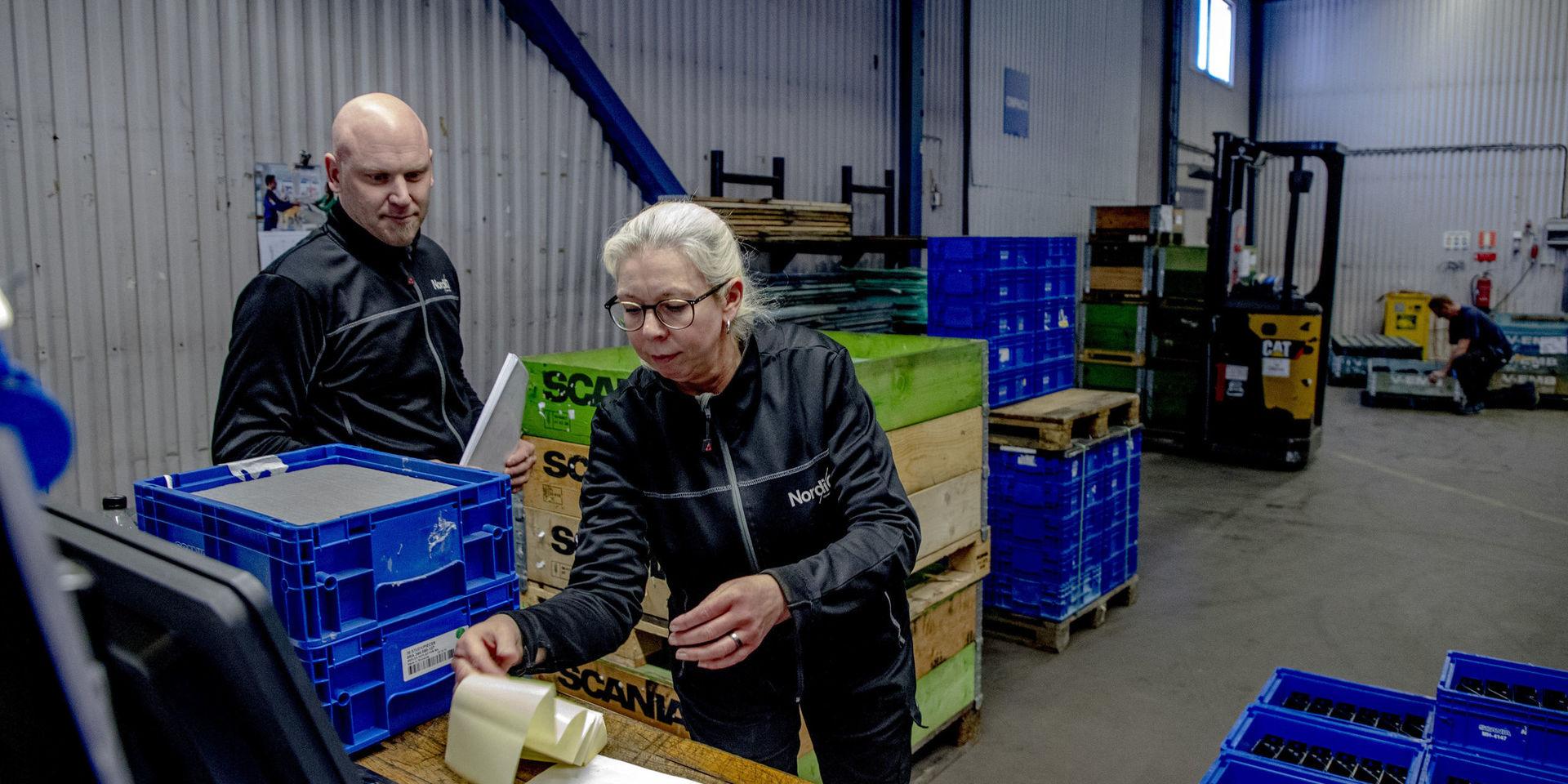 Annelie Fridh och produktionsledaren Robert Häll på Nordiq i Habo lägger nygjorda konsoler till tunga fordon på fabrikens eget lager. Att fordonsfabrikerna så snabbt stängde helt blev en överraskning. 'Man förstår inte riktigt förrän krisen kommer till den egna bakgården', säger Robert Häll.