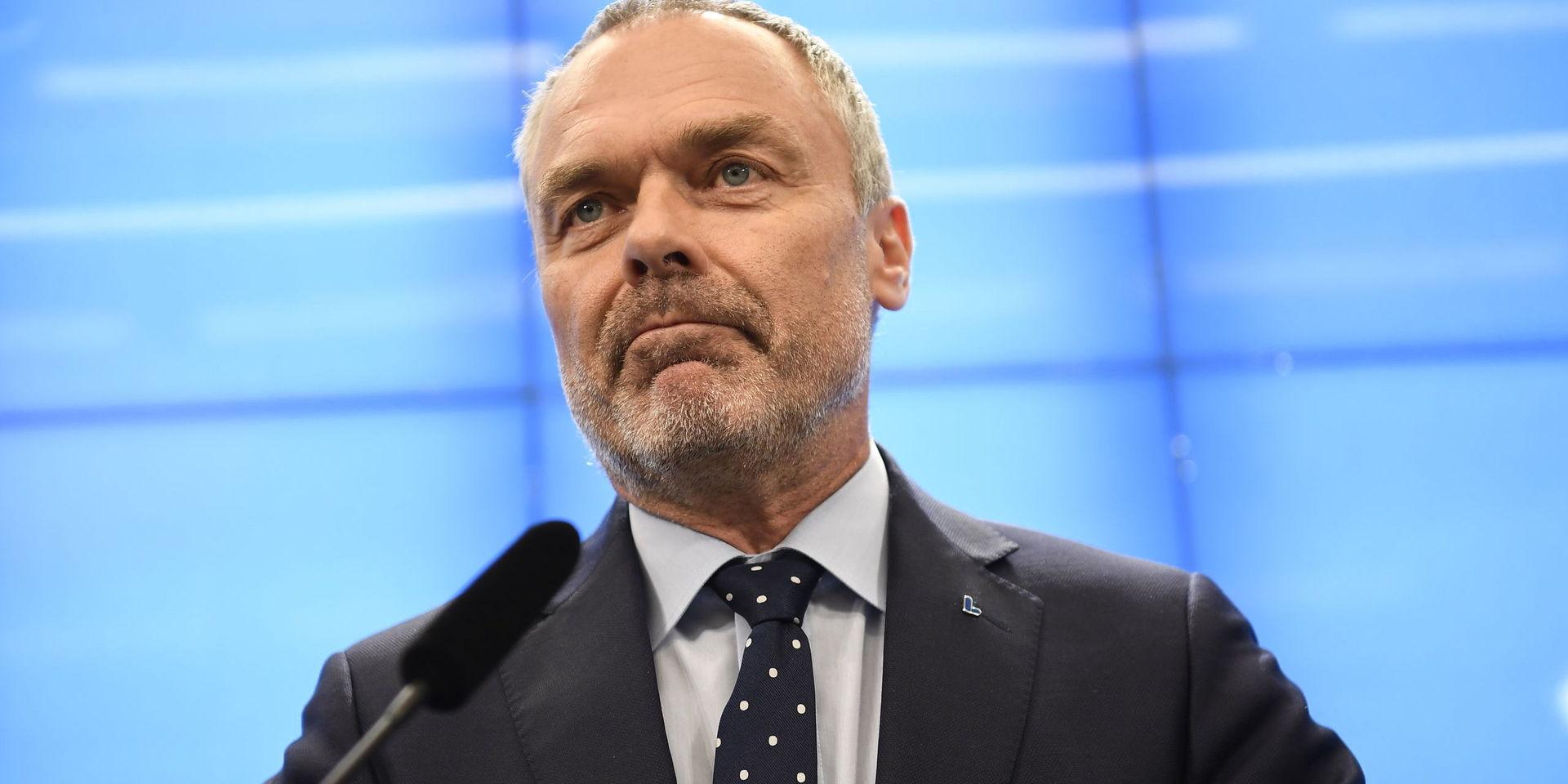 Liberalernas partiledare Jan Björklund (L) har en presskonferens i Riksdagen där han meddelar att de är beredda att släppa fram en S-ledd regeringen om den accepterar en rad krav. 