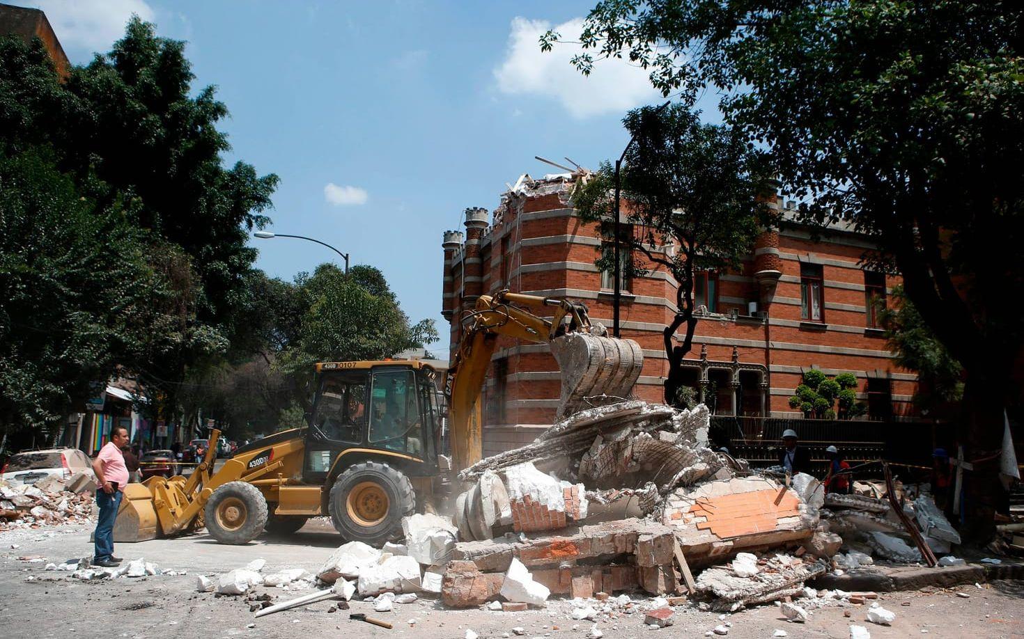 Jordbävningen har förstört många hus, speciellt äldre hus som inte stått emot lika bra. Bild: TT