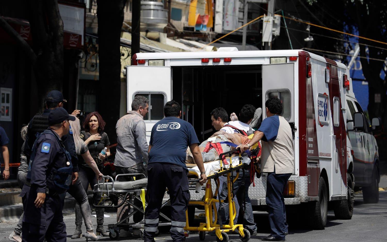 Skadade människor förs till sjukhus och på onsdagsmorgonen hade 149 personer bekräftats döda. Bild: TT