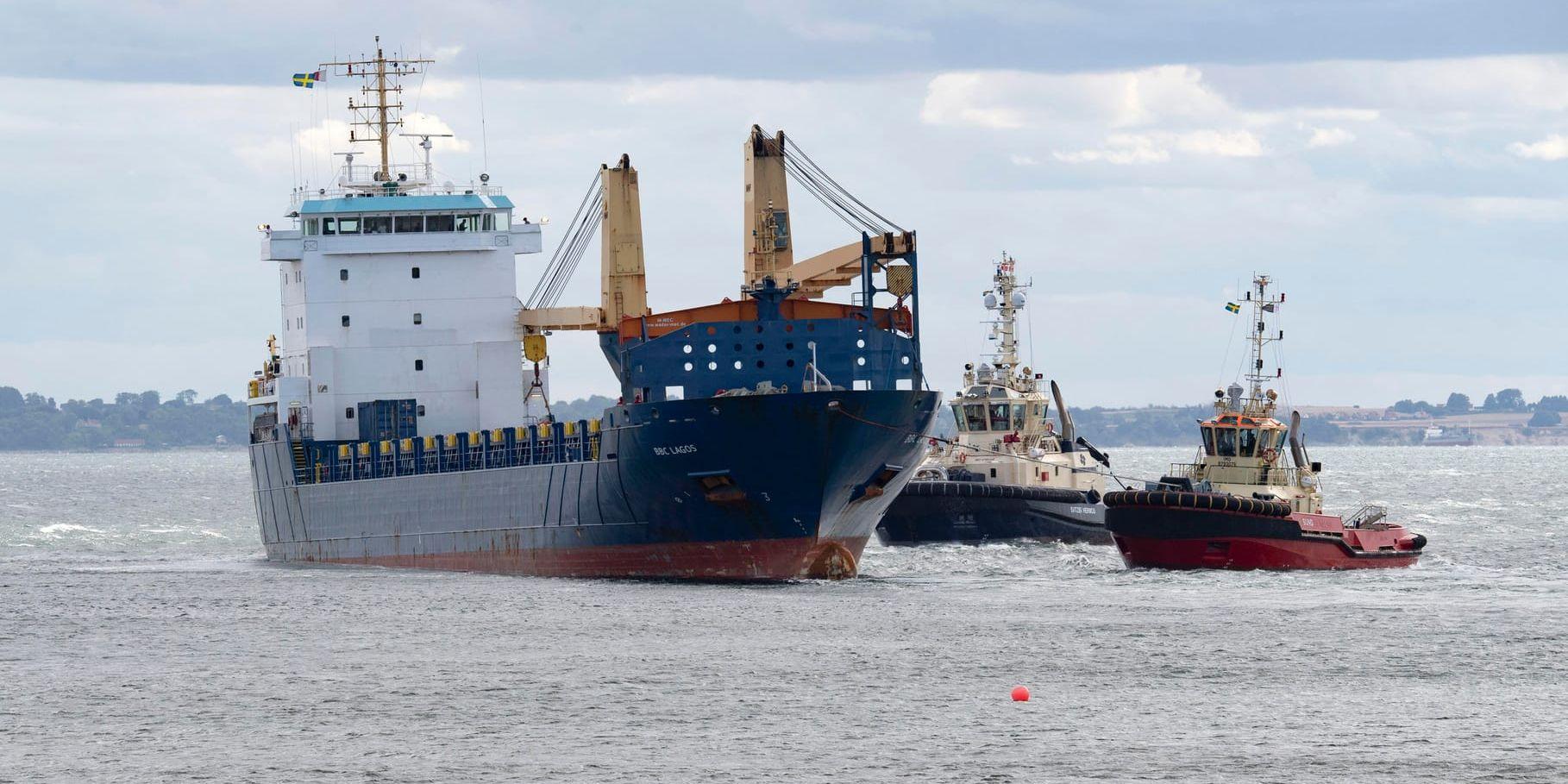 På söndagen drog två bogserbåtar loss BBC Lagos från stranden vid Råå vallar söder om Helsingborg. Fartyget rände på grund sent på fredagskvällen.