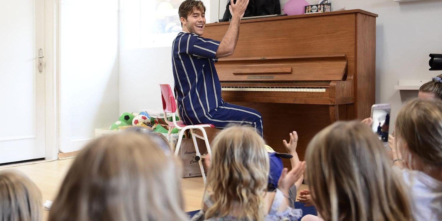 Benjamin Ingrosso träffar elever och sjunger sin låt "Dance you off" under ett besök på svenska skolan i Carcavelos utanför Lissabon.