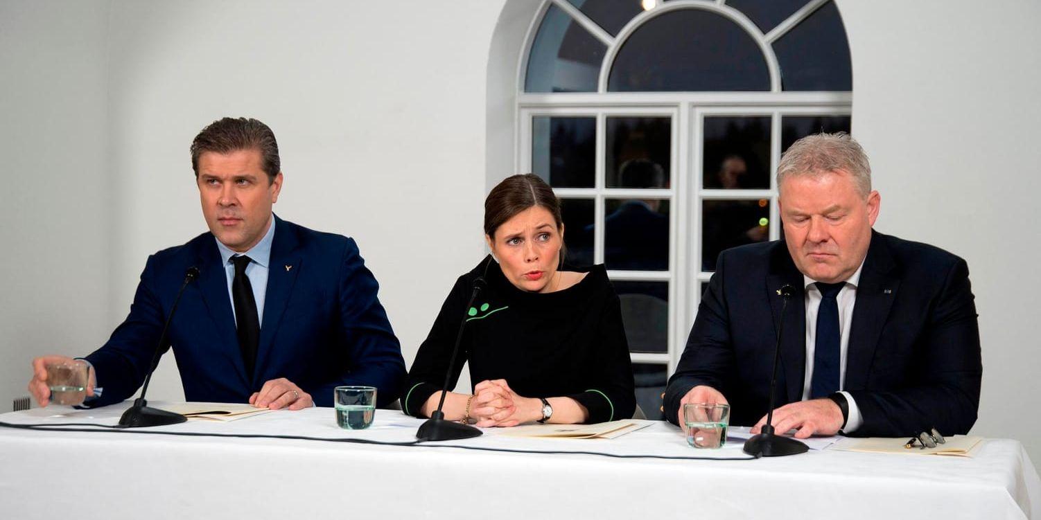 Islands nya statsminister Katrín Jakobsdóttir, här flankerad av Bjarni Benediktsson (Självständighetspartiet), som blir finansminister, samt Framstegspartiets Sigurdur Ingi Jóhannsson, som blir fiske- och jordbruksminister.